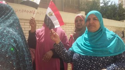 بالصور.. قومى المرأة بالسويس يحشد السيدات امام اللجان الانتخابية