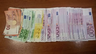 ضبط 5 ركاب حال محاولتهم تهريب مبالغ مالية وأقراص مخدرة