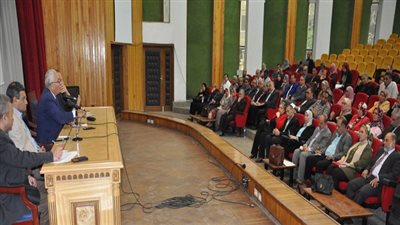 رئيس امتحانات الثانوية العامة يعقد اجتماعًا مع الهيئة الفنية لوضع الامتحانات لمناقشة الاستعدادات لامتحانات الثانوية العامة