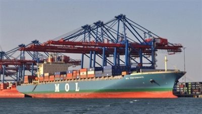 وصول وسفر 1317 راكب بميناء سفاجا و تداول 357 شاحنة