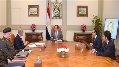 السيسي يجتمع مع رئيس الوزراء ووزير الاتصالات