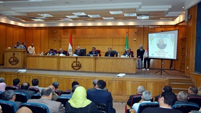 محافظ القليوبية يكرم السكرتير العام لبلوغة سن المعاش ويهديه درع المحافظ