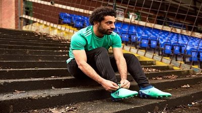 حذاء اخضر جديد لصلاح فى لقاء السيتى