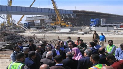 عرفات في جولة تفقدية لمتابعة أعمال تنفيذ مشروعات الطرق في غرب الإسكندرية 