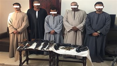 ضبط 5 من أشخاص وبحوزتهم أسلحة نارية وكمية من الذخائر