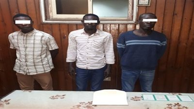 ضبط 3 أشخاص يحملون جنسية إحدى الدول الإفريقية حال محاولتهم سرقة مبلغ مالى من إحدى المواطنات 