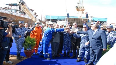 بالصور.. وزير النقل وقائد قوات البحرية  يشهدان تدشين 4 قاطرات بحرية