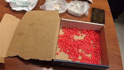 ضبط أحدى الراكبات حال مغادرتها البلاد لمحاولتها تهريب كمية من المواد والأقراص المخدرة 