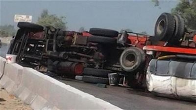 انقلاب سيارة نقل فى السويس تسفر عن اصابة السائق ومعاونة