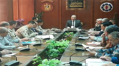 محافظ السويس يناقش مع اجهزتة خطة لاعادة توزيع حصص مياة الشرب