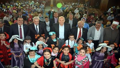 بالصور.. محافظ القليوبية يكرم 200 طالب في حفل يوم الوفاء