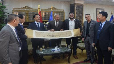 بالصور .. محافظ السويس يستقبل نائب محافظ مقاطعة شيان الصينية والوفد المرافق له