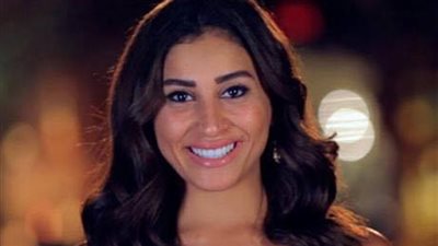 سرْ مرافقة دينا الشربيني لـ عمرو دياب في إحدى المولات بدبي