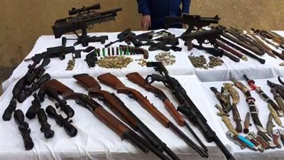 ضبط أحد العناصر الإجرامية لقيامه بالإتجار فى الأسلحة النارية والبيضاء