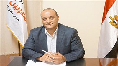 عمر وطني مهنئًا الأقباط :