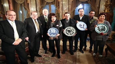 بالصور.. حسن راتب يُكرم اللواء سمير فرج وعدد من الفنانين بليلة حب 