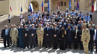 بالصور.. محافظ  السويس وقيادات الجيش والشرطة يهنئون اقباط المحافظة بعيد القيامة المجيد