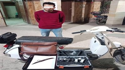 ضبط شخص تخصص فى خطف حقائب المواطنين بالطريق العام