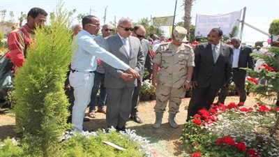 بالصور.. بمشاركة 9 معارض محافظ السويس  يفتتح معرض زهور الربيع