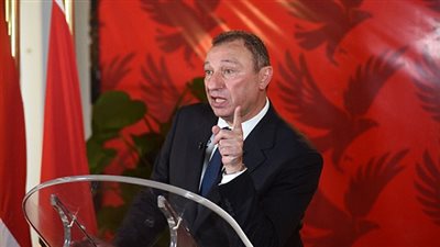 الخطيب يطير إلى ألمانيا لإجراء جراحة العمود الفقري