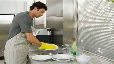 كيف يؤثر غسل الرجال للصحون على الحياة الجنسية للأزواج؟.. إجابة صادمة