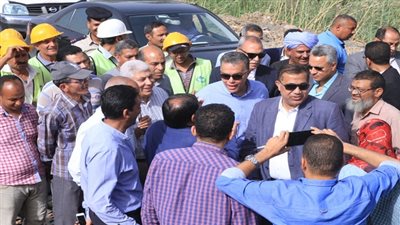 بالصور.. وزير النقل يتابع أعمال رفع كفاءة طريق قنا- نقادة الزراعى الغربى