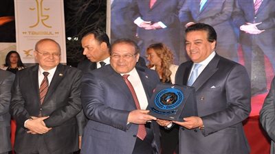 بالصور.. عبد الغفار يُكرم د. حسن راتب  في افتتاح مركز اعداد القادة بحلوان