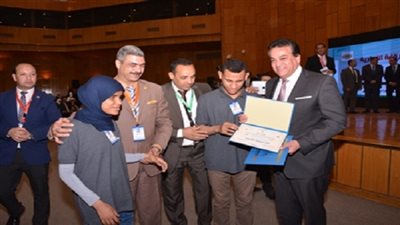 عبد الغفار يشهد الحفل الختامي لبرنامج التوعية بالميثاق الأخلاقي لطالب الجامعة بجامعة أسيوط