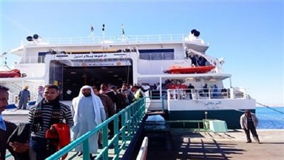 وصول و سفر 1069 راكب بميناء سفاجا و تداول 361 شاحنة