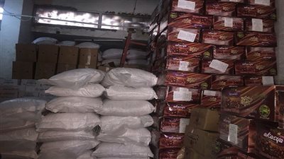 ضبط مخزن مواد غذائية بدون ترخيص يحتوى على 23 طن مواد غذائية مجهولة المصدر