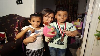 بالصور.. الخميس مروة عزام تقدم 