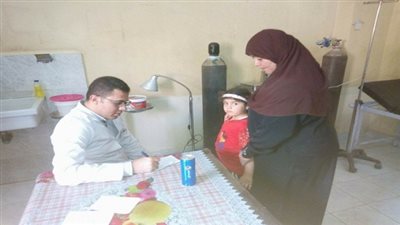 قافلة طبية لتوقيع الكشف الطبى على المواطنين بإحدى القرى بشبين القناطر 