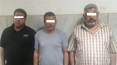 ضبط ثلاثة أشخاص حال قيامهم بترويج العملات الأجنبية المقلدة 