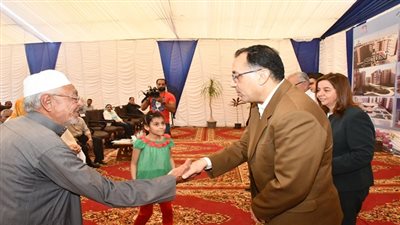 وزير الإسكان يسلم عقود 5 آلاف وحدة إسكان اجتماعى بمدينة السادات