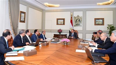 السيسي يجتمع مع رئيس الوزراء وعدد من الوزراء وكبار المسئولين