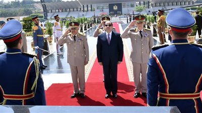 الرئيس عبد الفتاح السيسى  يضع أكليل من الزهور على قبر الجندي المجهول بمناسبة الذكري 36 لتحرير سيناء  