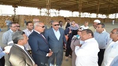 بالصور .. محافظ السويس فى جولة تفقدية لمطاحن شرق الدلتا بالمحافظة