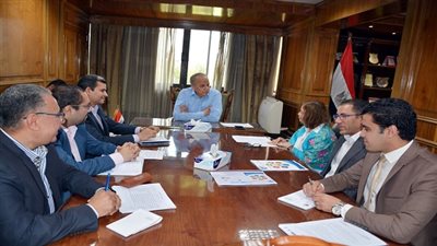 محافظ القليوبية يناقش إنشاء محطة متطورة مغطاة لجمع القمامة