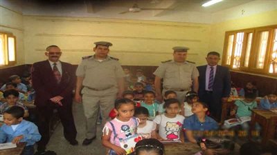 عدد من ضباط وأفراد قسم شرطة شبين الكوم فى زيارة لإحدى المدارس 