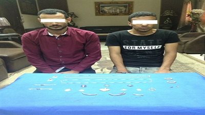 ضبط شخصين قاما بسرقة عدد من المشغولات الذهبية