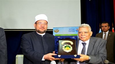 درع رابطة الجامعات الإسلامية تكريما لوزير الأوقاف