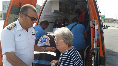  بالصور.. رئيس موانىء البحر الاحمر ينقذ سائح انجليزى.. هنا التفاصيل