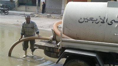 بالصور.. استمرار اعمال كسح مياه الامطارمن شوارع السويس