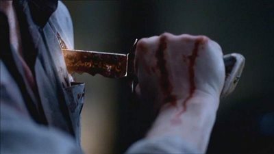 شخص يطعن نفسه بالسكين لأجبار اخر علي دفع مستحقاته بسوق جملة المنصورة 