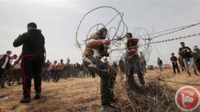فلسطينيون يعبرون السياج الفاصل بين قطاع غزة والأراضى المحتلة