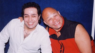 بالصور.. حكيم يحتفل بمرور 15 سنة على دويتو مع 