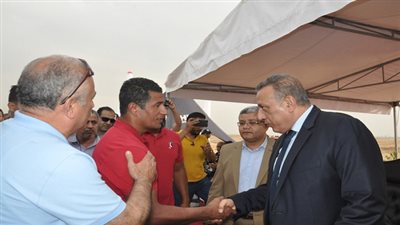 محافظ الجيزة يشاهد مهرجان للمظلات والرياضات الجوية أمام أهرامات الجيزة