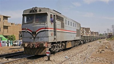 دراجة بخارية تقتحم شريط السكة الحديد من مكان غير معد للعبور بنجع حمادى