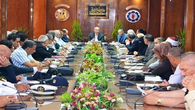 دخول الانترنت لـ 28 مدرسة فى السويس.. وتوفير السلع الغذائية استعدادا لرمضان