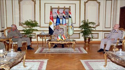 وزير الدفاع والانتاج الحربي ورئيس أركان حرب القوات المسلحة يلتقيان رئيس الأركان العامة للجيش الكويتي
